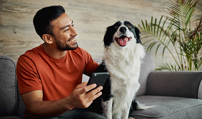 Una persona sentado en un sillón con un perro  Descripción generada automáticamente