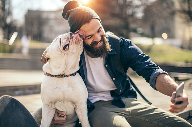 Un hombre con un perro  Descripción generada automáticamente con confianza media