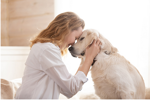 Mujer con perro en sus brazos  Descripción generada automáticamente con confianza media