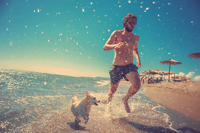 Un hombre con un micrófono en la playa  Descripción generada automáticamente con confianza media